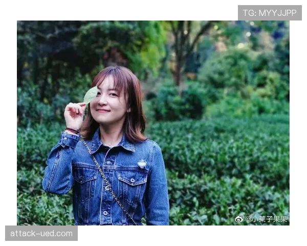 余依婷跟朋友聚会那架势，真不像个网红倒像豪门小公举啊！