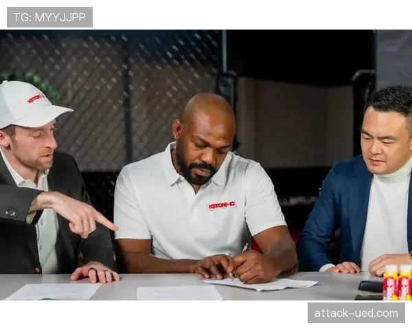 乔恩·琼斯活脱脱两个人，清晨像修行僧，夜里像名流，谁能跟这反差睡得着